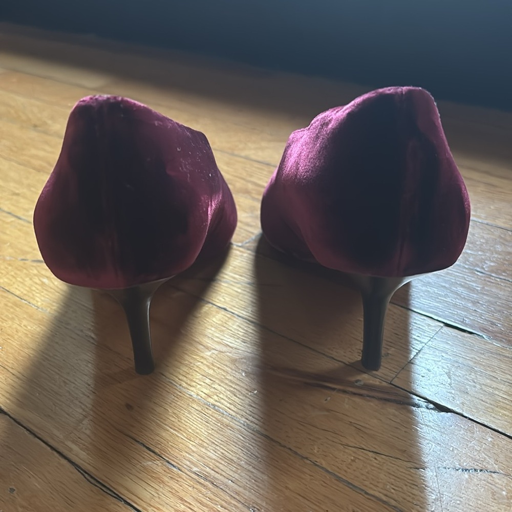 Gorgeous Oxblood Celine V Neck Pumps - Picture 4 of 4